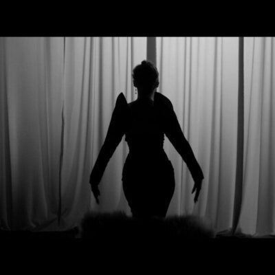 Melody camina como una diva en el videoclip de Eurovisión 2025
