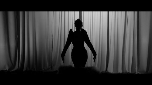 Melody camina como una diva en el videoclip de Eurovisión 2025