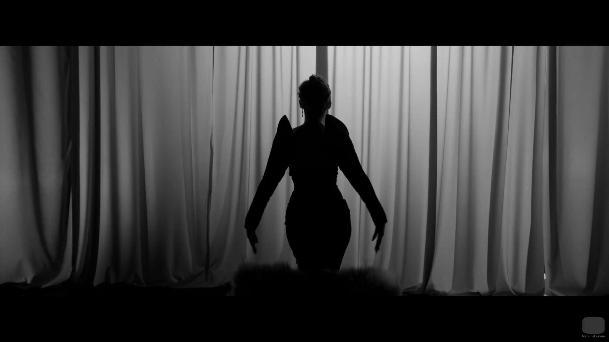 Melody camina como una diva en el videoclip de Eurovisión 2025