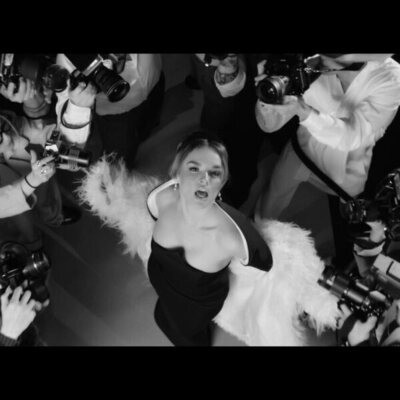 Melody, rodeada de fotógrafos en el videoclip de 'Esa diva'