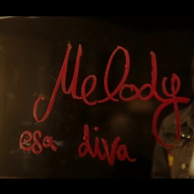 Melody escribe en el espejo en el videoclip de 'Esa diva'