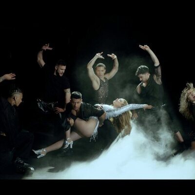 Melody y su acrobacia en el videoclip de 'Esa diva'
