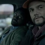 Wagner Moura y Brian Tyree Henry en Capítulo 1 titulado 'Jolly Ranchers' de 'Ladrones de drogas'