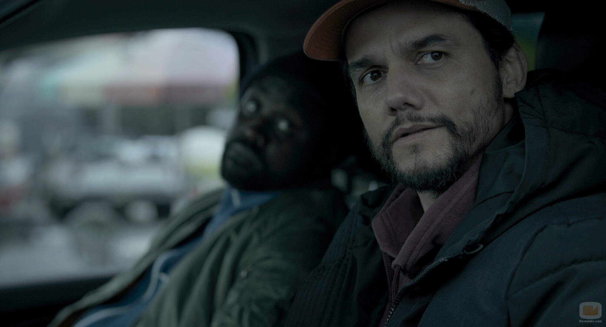 Wagner Moura y Brian Tyree Henry en Capítulo 1 titulado 'Jolly Ranchers' de 'Ladrones de drogas'