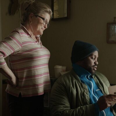 Kate Mulgrew y Brian Tyree Henry en la temporada 1 y el capítulo 01 de 'Ladrones de drogas'