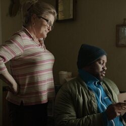Kate Mulgrew y Brian Tyree Henry en la temporada 1 y el capítulo 01 de 'Ladrones de drogas'