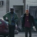Wagner Moura y Brian Tyree Henry en el 1x01 de 'Ladrones de drogas'