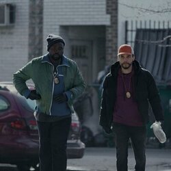 Wagner Moura y Brian Tyree Henry en el 1x01 de 'Ladrones de drogas'