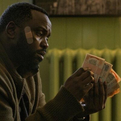 Still de Brian Tyree Henry en el 1x02 de 'Ladrones de drogas'