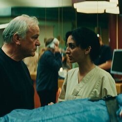 Bernhard Schütz y Safak Sengül en 1x04 titulado 'Tratamiento' de 'Krank: Berlín al límite'