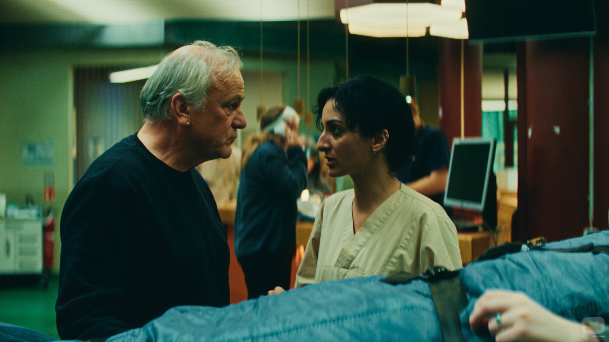 Bernhard Schütz y Safak Sengül en 1x04 titulado 'Tratamiento' de 'Krank: Berlín al límite'