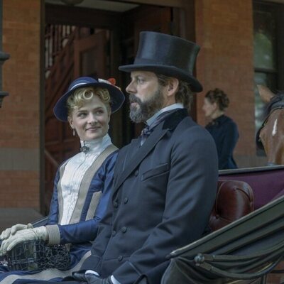 Louisa Jacobson y David Furr en Capítulo 2 titulado '¿Qué clase de broma es esta?' de 'La edad dorada'