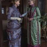 Kelli O'Hara y Louisa Jacobson en la temporada 2 y el capítulo 02 de 'La edad dorada'