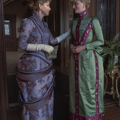 Kelli O'Hara y Louisa Jacobson en la temporada 2 y el capítulo 02 de 'La edad dorada'