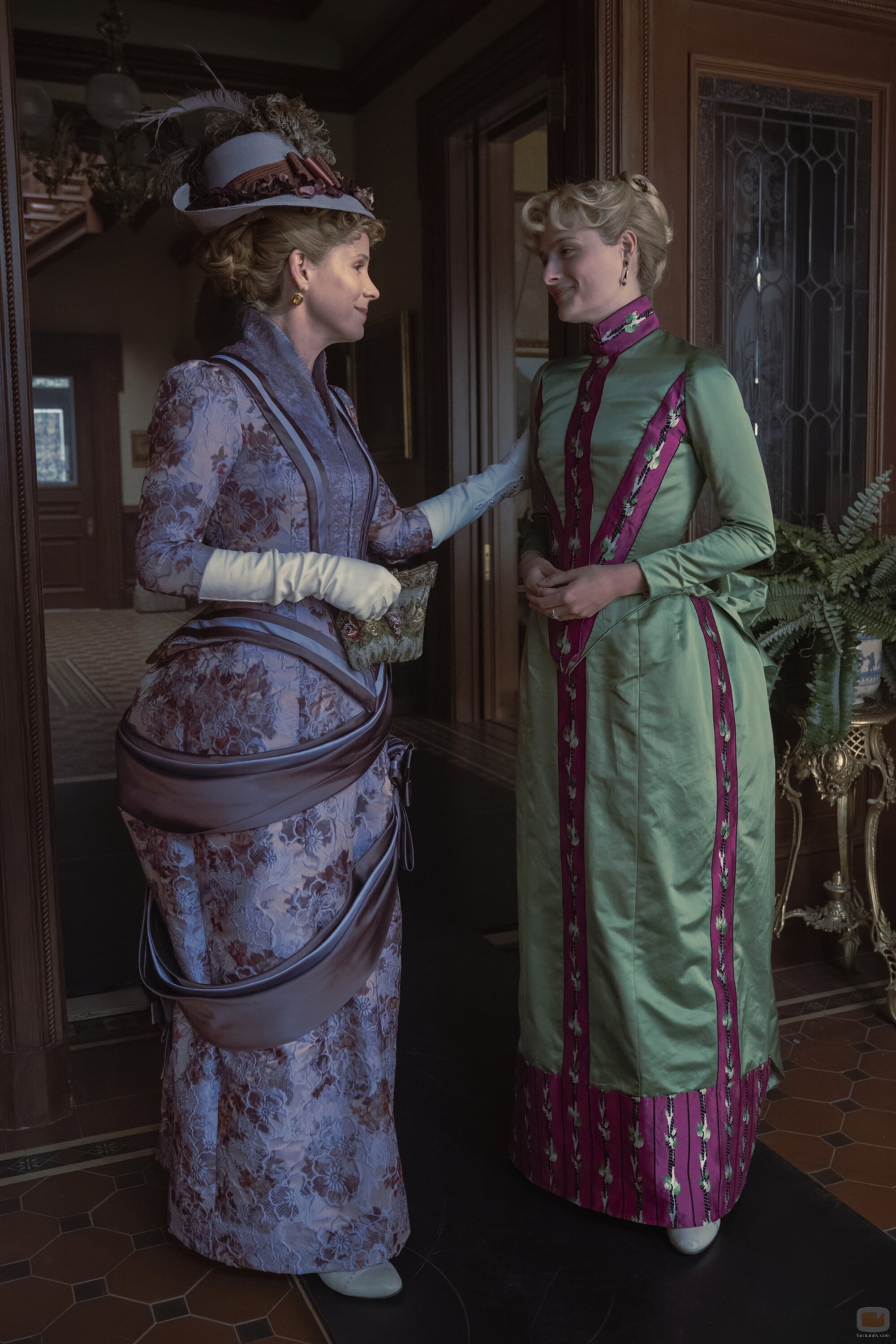 Kelli O'Hara y Louisa Jacobson en la temporada 2 y el capítulo 02 de 'La edad dorada'