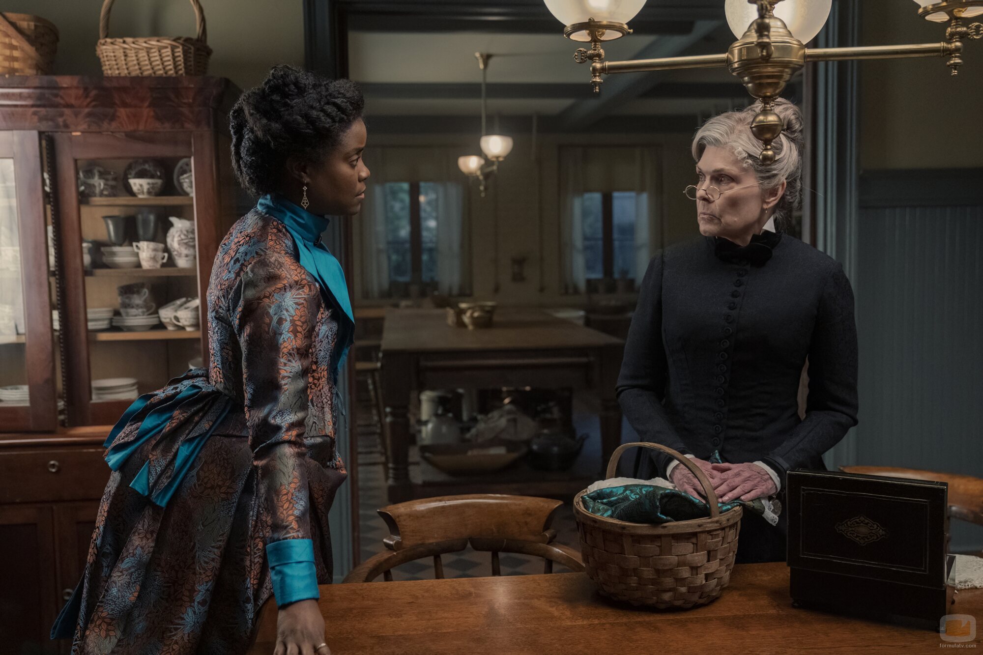 Debra Monk y Denée Benton en 2x02 '¿Qué clase de broma es esta?' de 'La edad dorada'