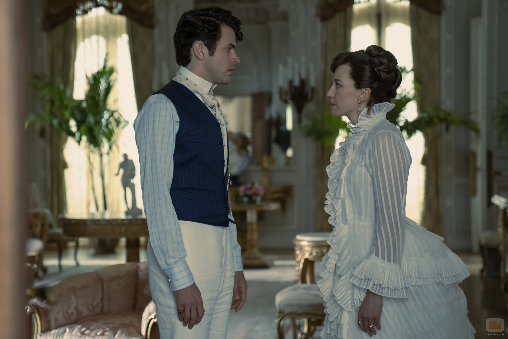 Carrie Coon y Harry Richardson en el 2x02 de 'The Gilded Age'