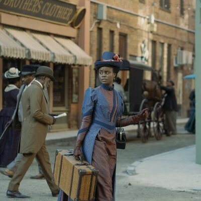 Denée Benton en 2x02 titulado '¿Qué clase de broma es esta?' de 'La edad dorada'