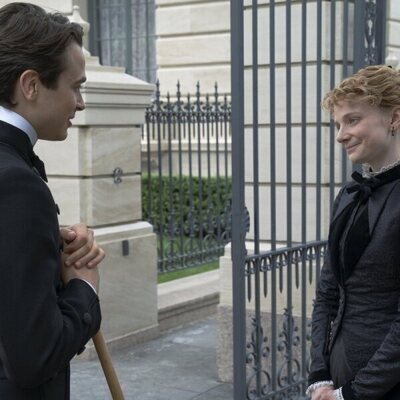 Ben Ahlers y Taylor Richardson en el 2x03 de 'La edad dorada'
