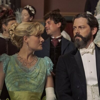 Louisa Jacobson y David Furr en 'Solo habrá una ganadora' de 'The Gilded Age'