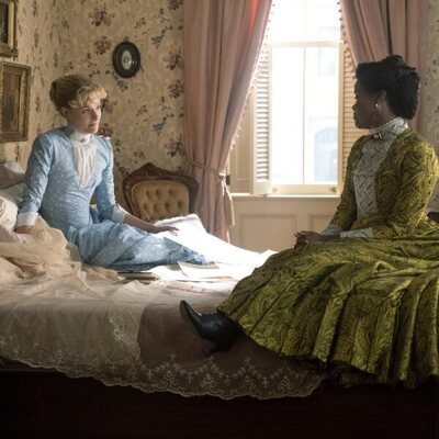 Louisa Jacobson y Denée Benton en el 2x03 de 'La edad dorada'