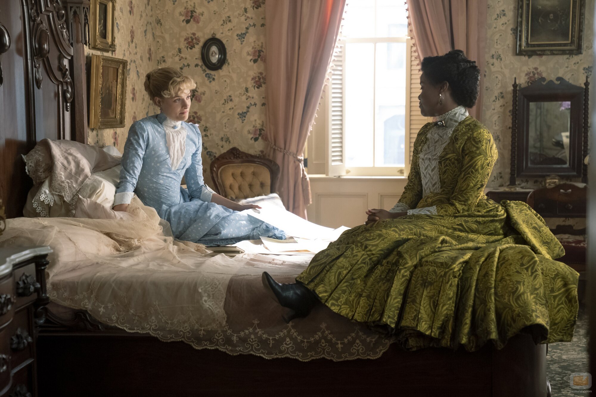 Louisa Jacobson y Denée Benton en el 2x03 de 'La edad dorada'