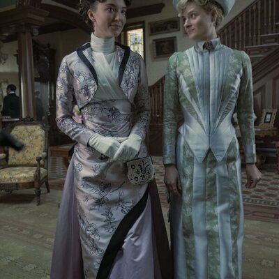Louisa Jacobson y Nicole Brydon Bloom en 2x04 'Su excelencia el duque' de 'La edad dorada'