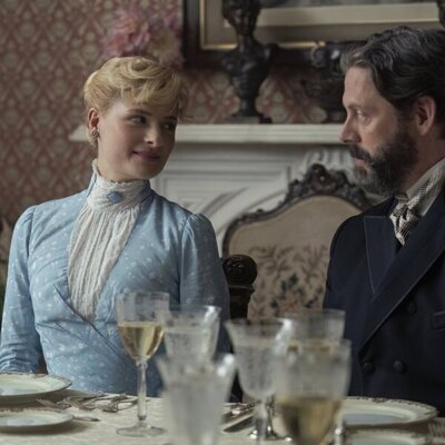 Louisa Jacobson y David Furr en 'Su excelencia el duque' de 'La edad dorada'