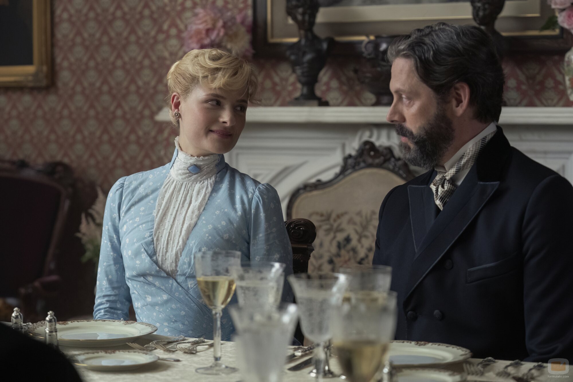 Louisa Jacobson y David Furr en 'Su excelencia el duque' de 'La edad dorada'