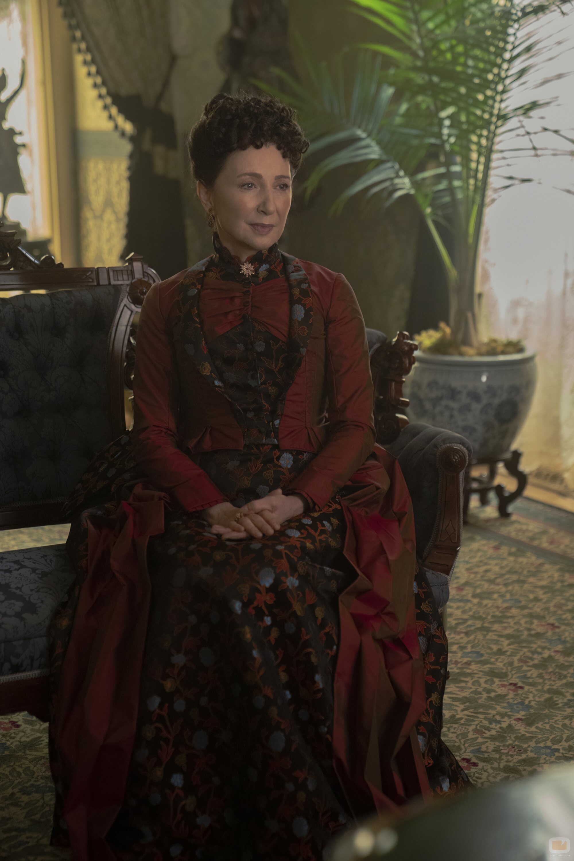 Donna Murphy en la temporada 2 y el capítulo 04 de 'La edad dorada'