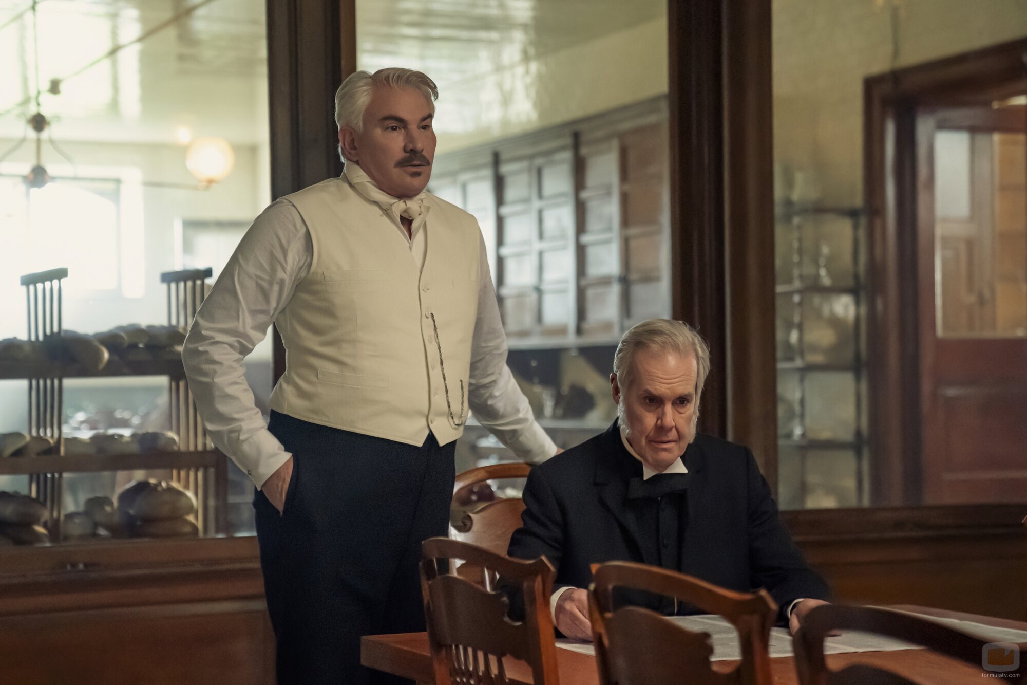 Jack Gilpin y Douglas Sills en la temporada 2 y el capítulo 04 de 'La edad dorada'