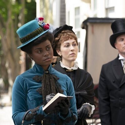 Denée Benton y Kelley Curran en 'Al alcance de la mano' de 'The Gilded Age'