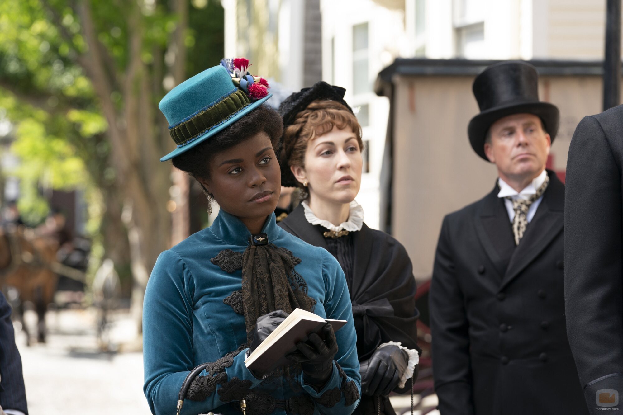Denée Benton y Kelley Curran en 'Al alcance de la mano' de 'The Gilded Age'