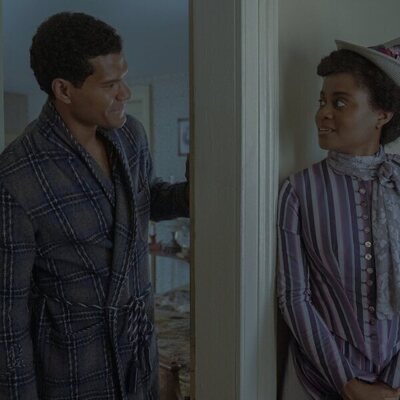 Sullivan Jones y Denée Benton en 2x05 titulado 'Al alcance de la mano' de 'La edad dorada'