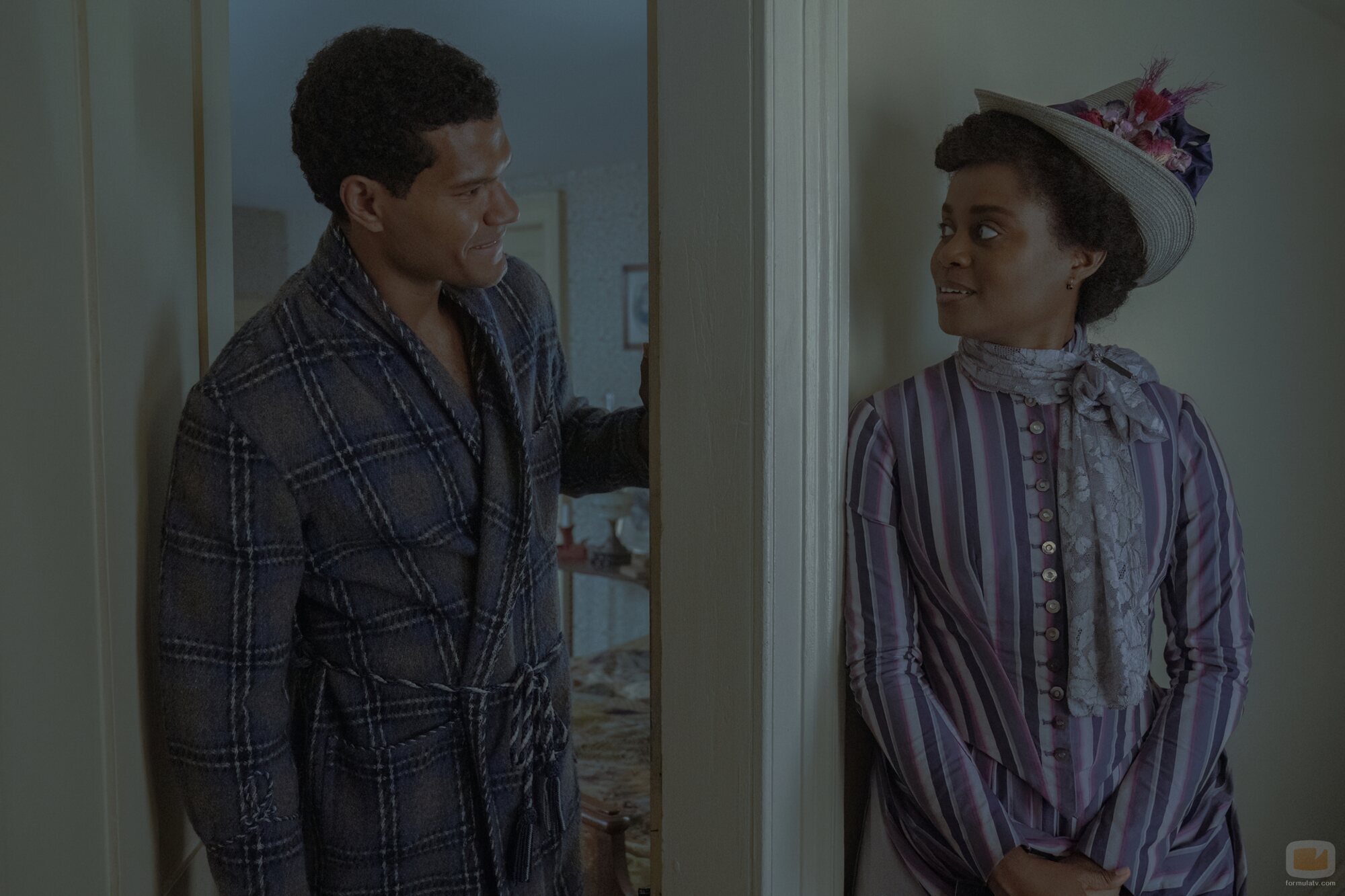 Sullivan Jones y Denée Benton en 2x05 titulado 'Al alcance de la mano' de 'La edad dorada'