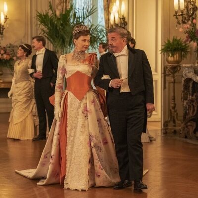 Carrie Coon y Nathan Lane en el 2x05 de 'La edad dorada'