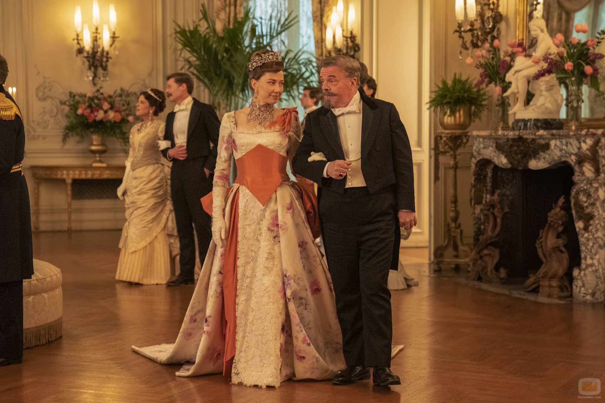 Carrie Coon y Nathan Lane en el 2x05 de 'La edad dorada'