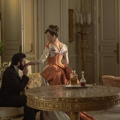 Carrie Coon y Morgan Spector en 2x05 titulado 'Al alcance de la mano' de 'La edad dorada'