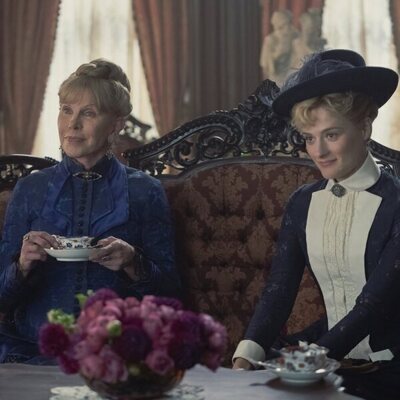 Christine Baranski y Louisa Jacobson en 2x05 titulado 'Al alcance de la mano' de 'La edad dorada'