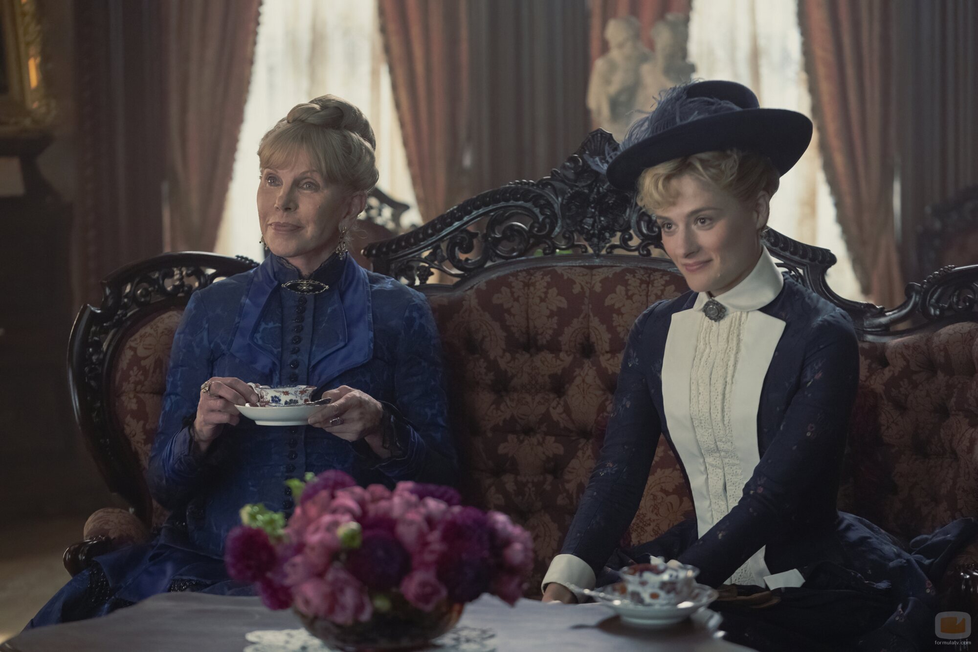 Christine Baranski y Louisa Jacobson en 2x05 titulado 'Al alcance de la mano' de 'La edad dorada'