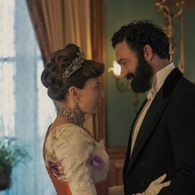 Carrie Coon y Morgan Spector en 'Al alcance de la mano' de 'The Gilded Age'