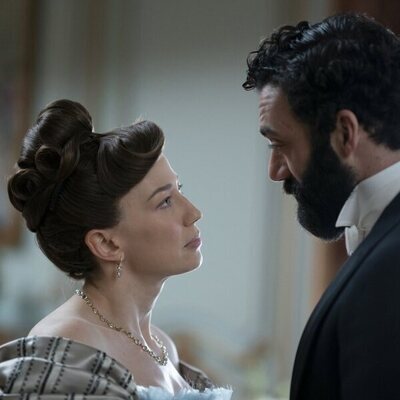 Foto de Carrie Coon y Morgan Spector en 'Al alcance de la mano' de 'The Gilded Age'