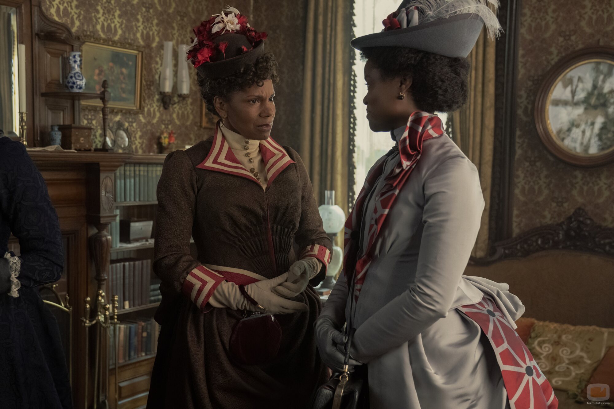 Audra McDonald y Denée Benton en 2x06 titulado 'Disparos de advertencia' de 'La edad dorada'