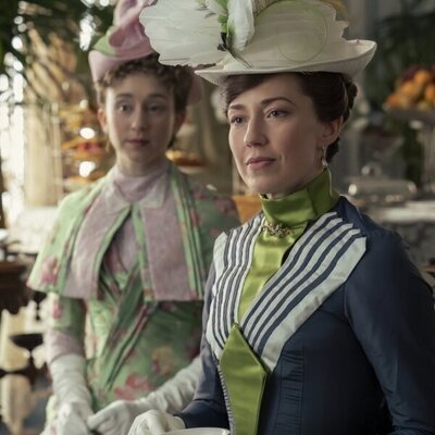 Taissa Farmiga y Carrie Coon en 2x07 titulado 'Una maravilla más' de 'La edad dorada'