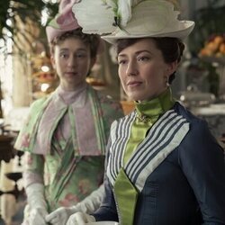 Taissa Farmiga y Carrie Coon en 2x07 titulado 'Una maravilla más' de 'La edad dorada'