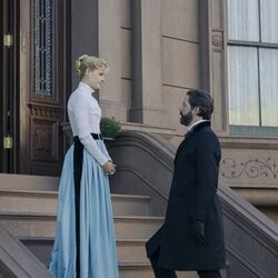 Louisa Jacobson y David Furr en la temporada 2 y el capítulo 07 de 'La edad dorada'