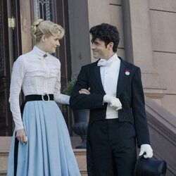 Harry Richardson y Louisa Jacobson en 2x07 'Una maravilla más' de 'La edad dorada'