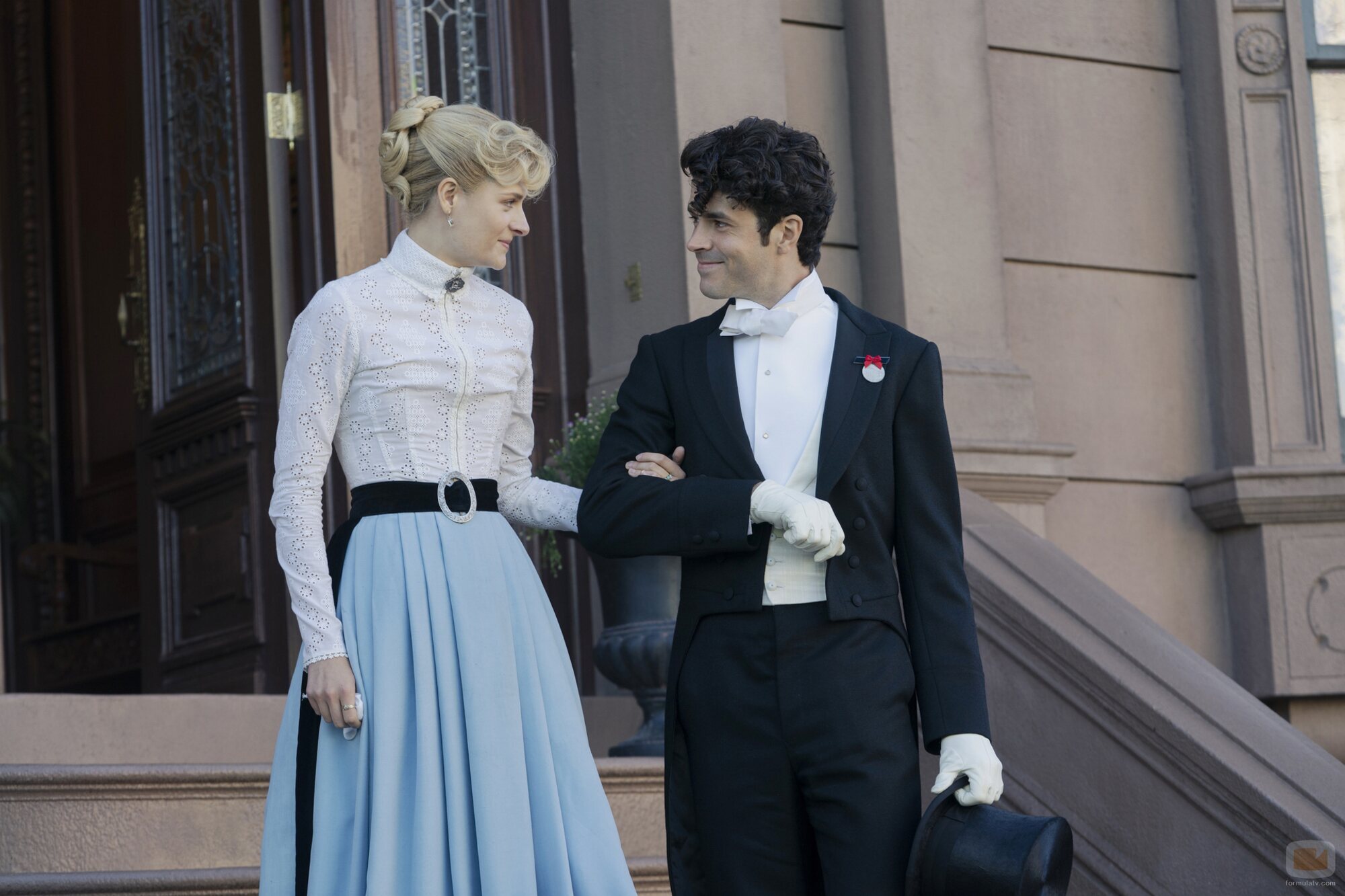 Harry Richardson y Louisa Jacobson en 2x07 'Una maravilla más' de 'La edad dorada'