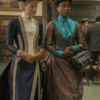 Louisa Jacobson y Denée Benton en 'Una maravilla más' de 'La edad dorada'