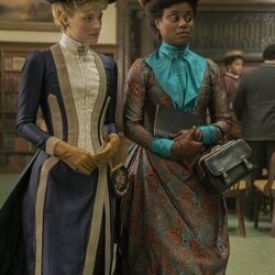 Louisa Jacobson y Denée Benton en 'Una maravilla más' de 'La edad dorada'
